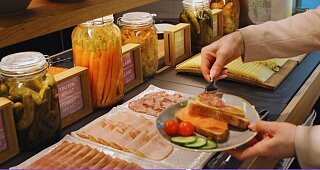 Fleischaufschnitt und knsupriges Brot